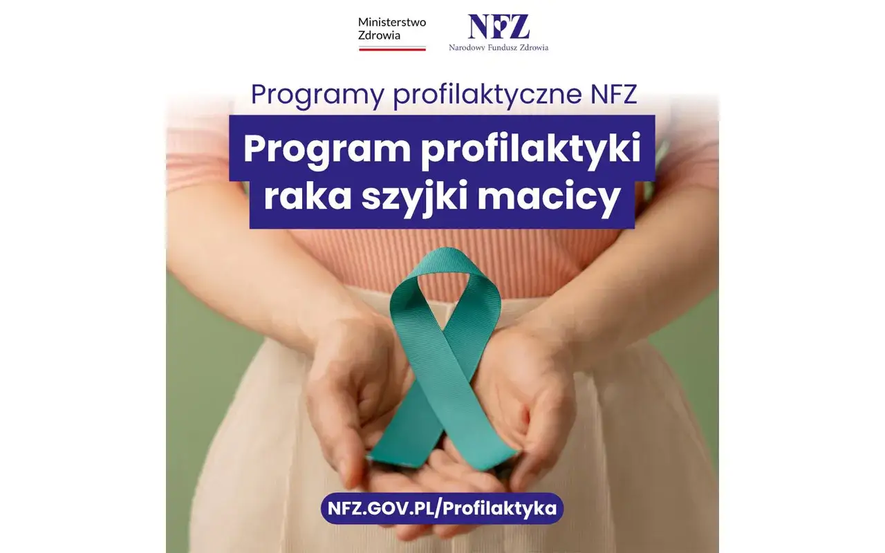 Dłonie trzymające turkusową wstążkę symbolizującą walkę z rakiem szyjki macicy. Kampania profilaktyczna NFZ.