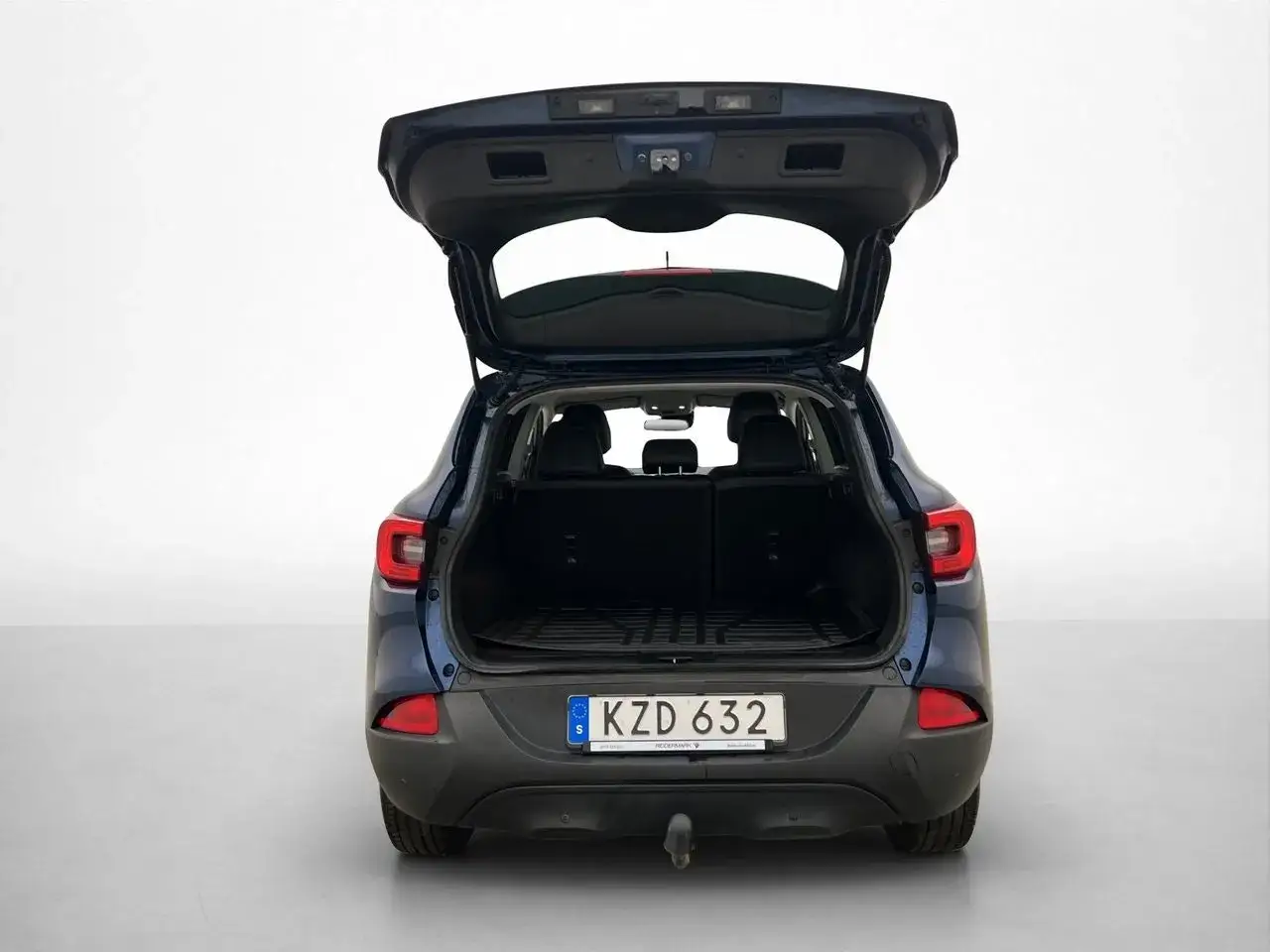 Bakluckan på en mörkblå Renault Kadjar är öppen, redo för ett nytt äventyr. Perfekt för en familjeresa eller ett renoveringsprojekt.