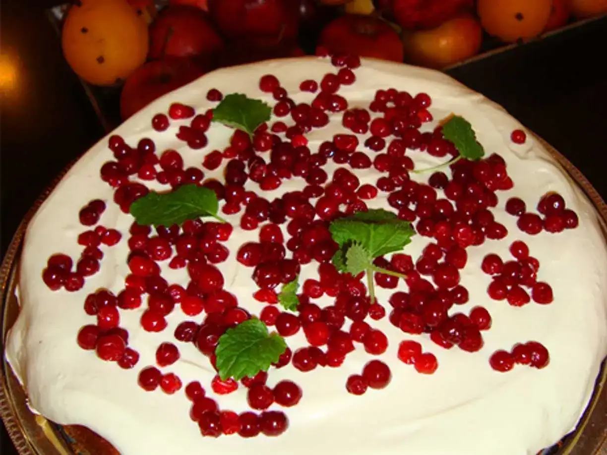 En pepparkakscheesecake toppad med gr&auml;dde och f&auml;rska lingon, dekorerad med myntablad. En h&auml;rlig juldessert!