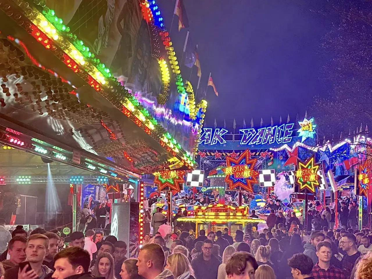 Bunte Lichter und Menschenmassen auf der Kirmes R&uuml;nderoth. Die 