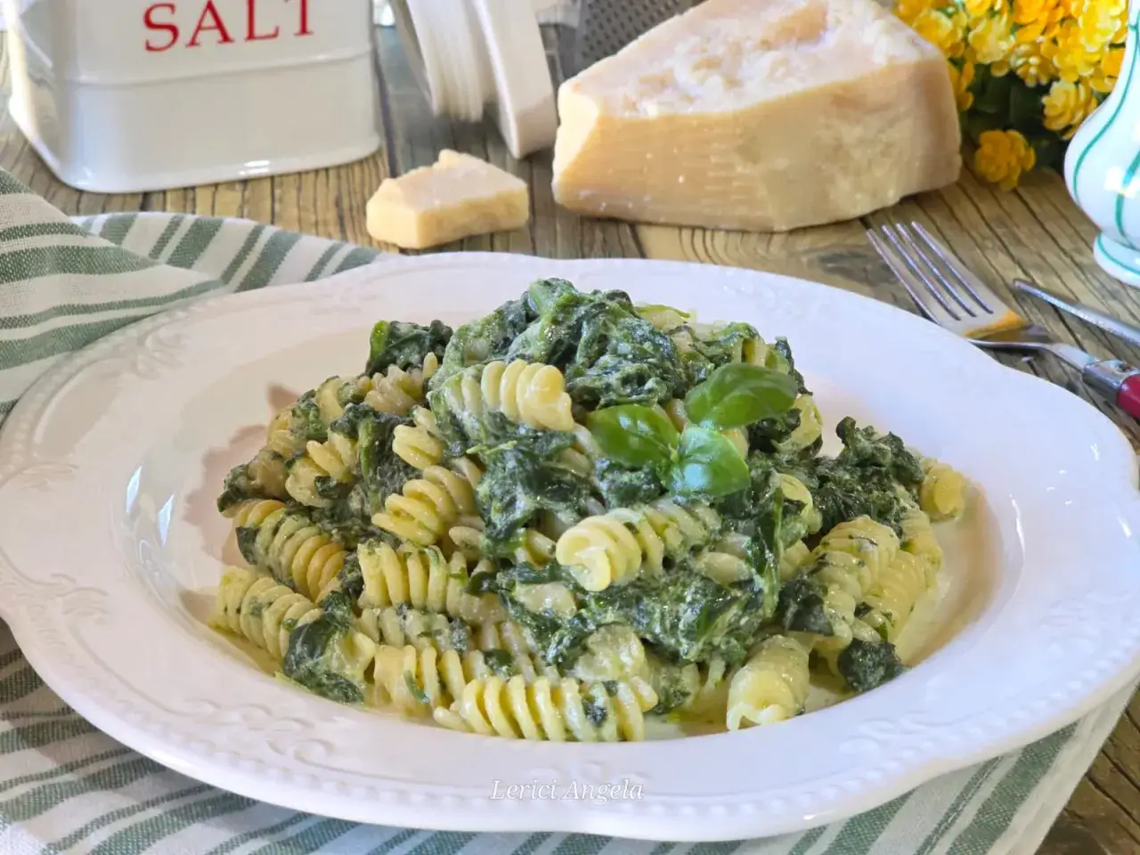 D&eacute;licieuses p&acirc;tes aux &eacute;pinards, une recette italienne cr&eacute;meuse et savoureuse, garnie de basilic frais.