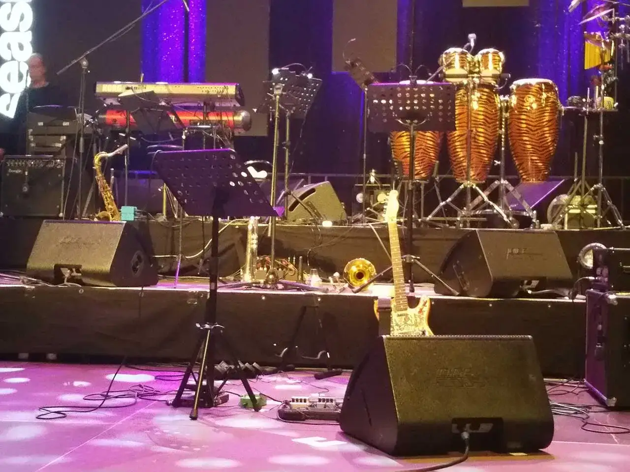 B&uuml;hne mit Instrumenten f&uuml;r ein soul festival: Saxophon, Gitarre, Keyboards, Congas und Verst&auml;rker.