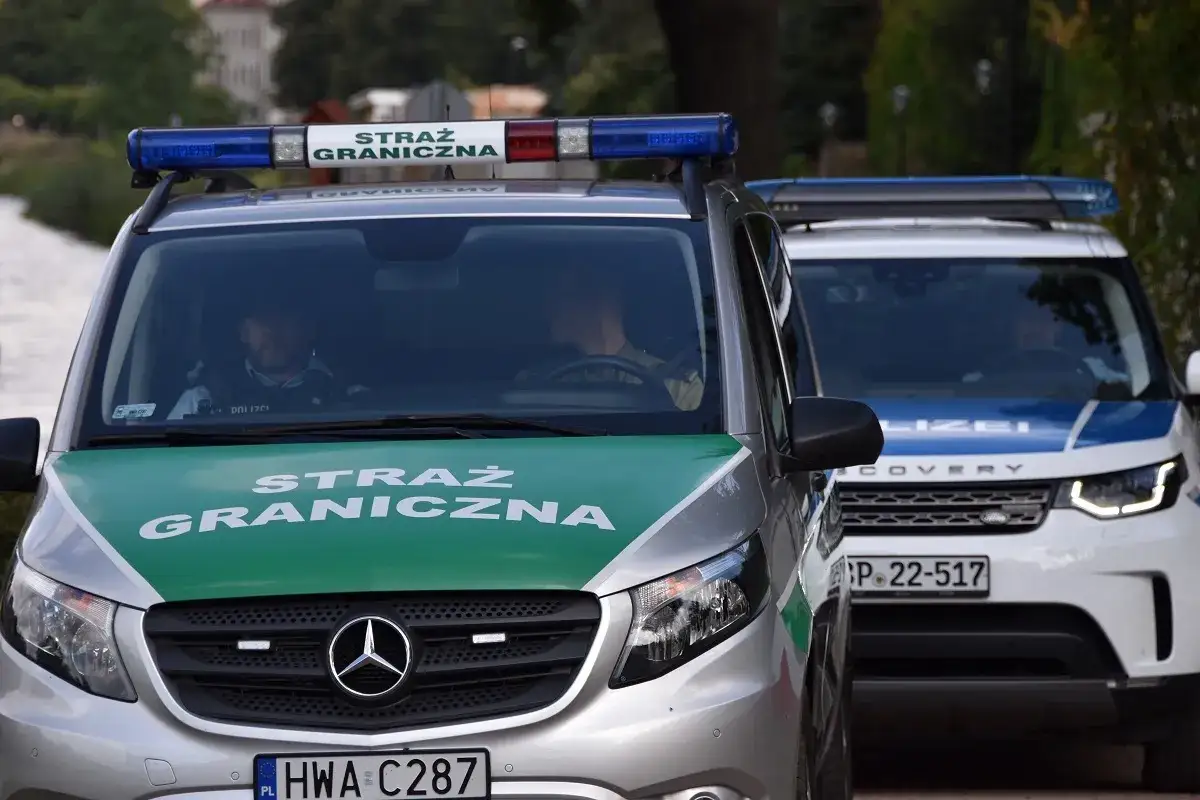 Dwa radiowozy Straży Granicznej, jeden z zieloną maską, drugi z napisem