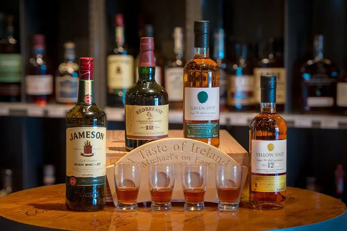 Flaschen mit irischer Whiskey Sorten wie Jameson, Redbreast, Green Spot und Yellow Spot stehen bereit f&uuml;r eine Verkostung.