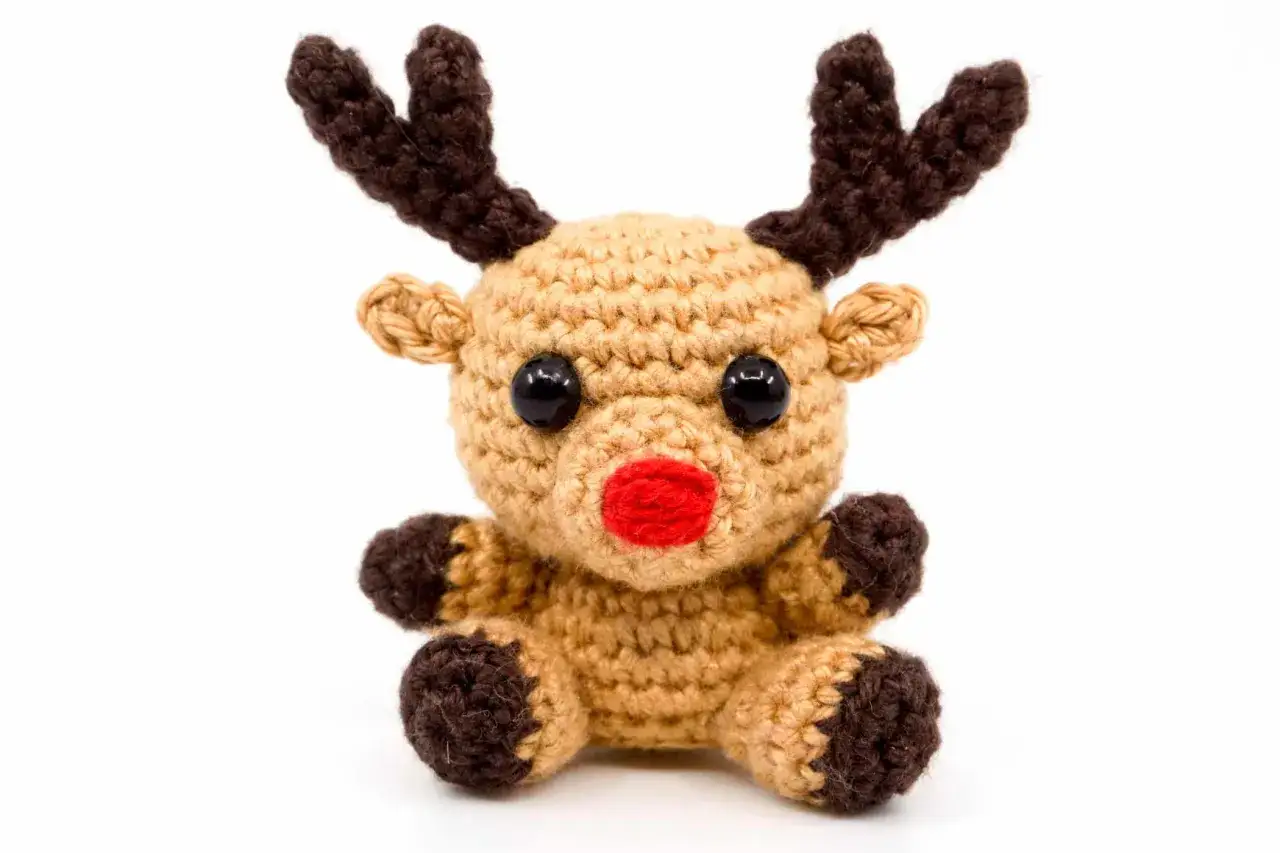 Adorable reno amigurumi, perfecto para crear con este patron gratis. &iexcl;Un amigo tejido para la Navidad!
