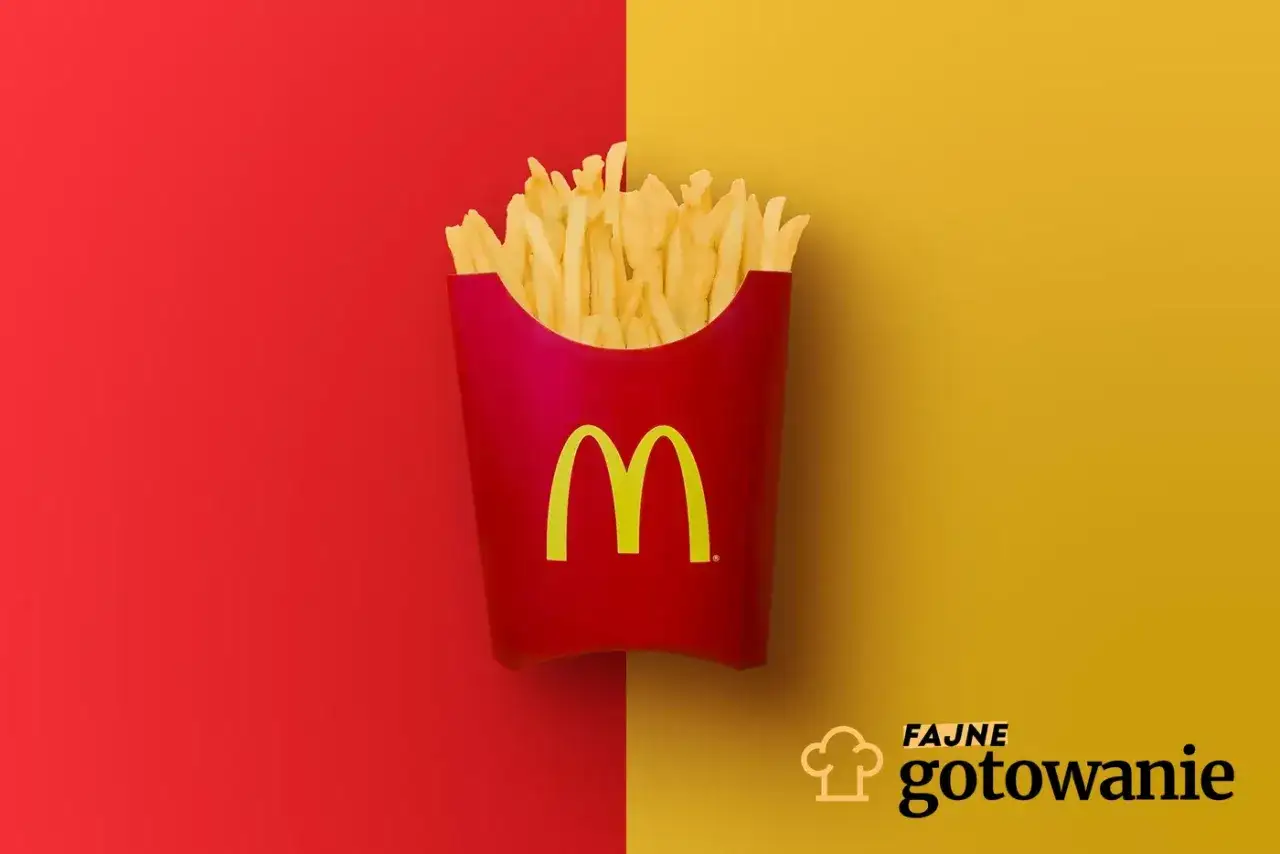 Złociste frytki McDonald's w czerwonym opakowaniu na tle podzielonym na czerwony i żółty. Idealne na szybką przekąskę.