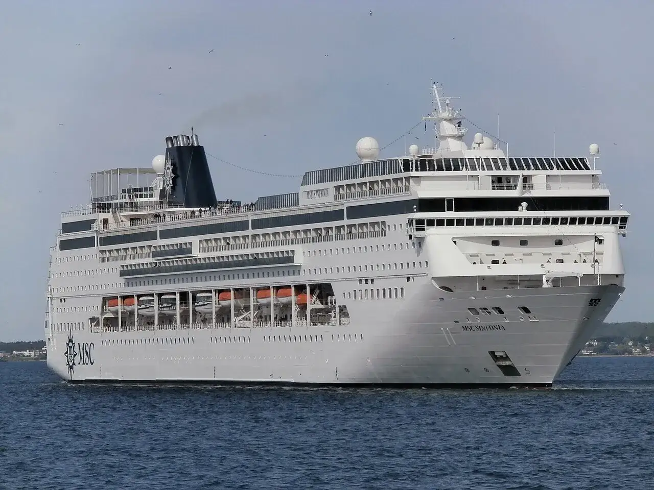 La MSC Sinfonia, con la sua imponente lunghezza, solca le acque blu.