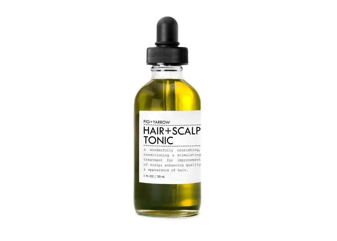 Flasche mit Haar- und Kopfhauttonikum. Die Schafgarbe wirkt pflegend und stimulierend für gesunde Haare.