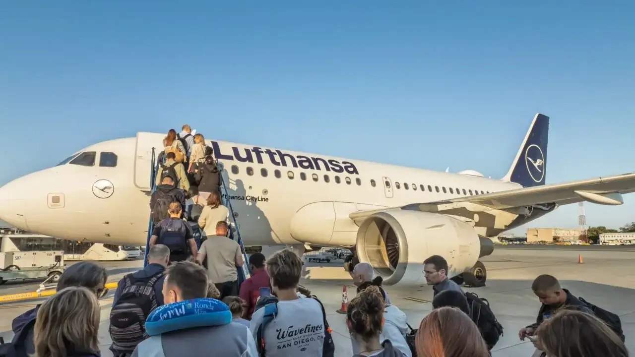 Pasażerowie wsiadają na pokład samolotu Lufthansa.