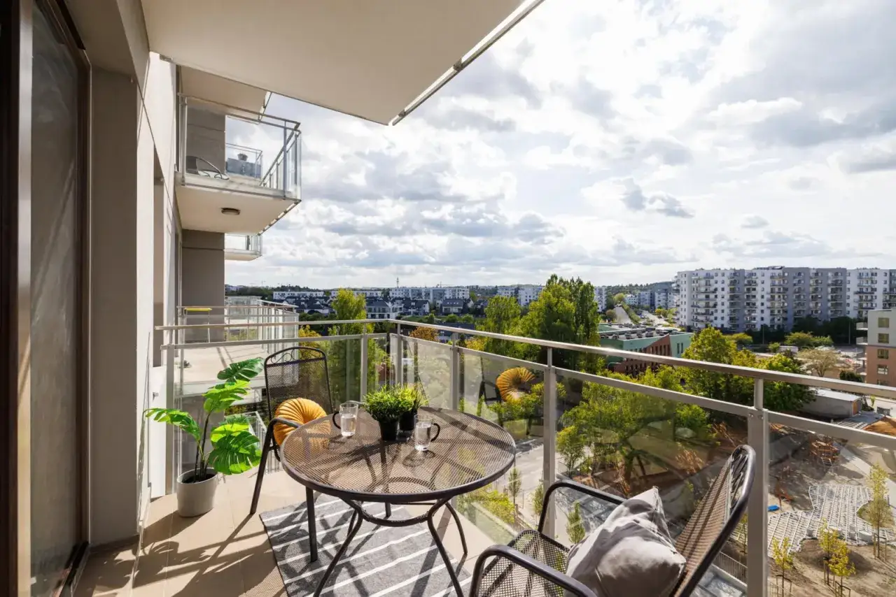 Balkon z widokiem na Gdańsk. Widok na osiedle i zieleń, idealne miejsce do odpoczynku. Ceny mieszkań w Gdańsku mogą być tu atrakcyjne.