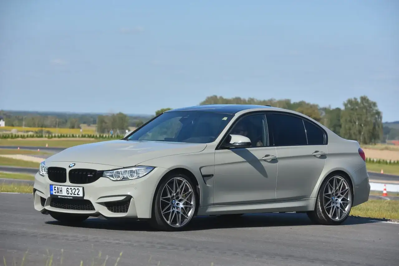 Szare BMW M3 F80 na torze wyścigowym, gotowe do jazdy.