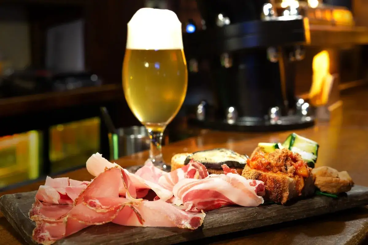 Tagliere di salumi e bruschette, accompagnati da una birra fresca. Un'autentica beer&food attraction.