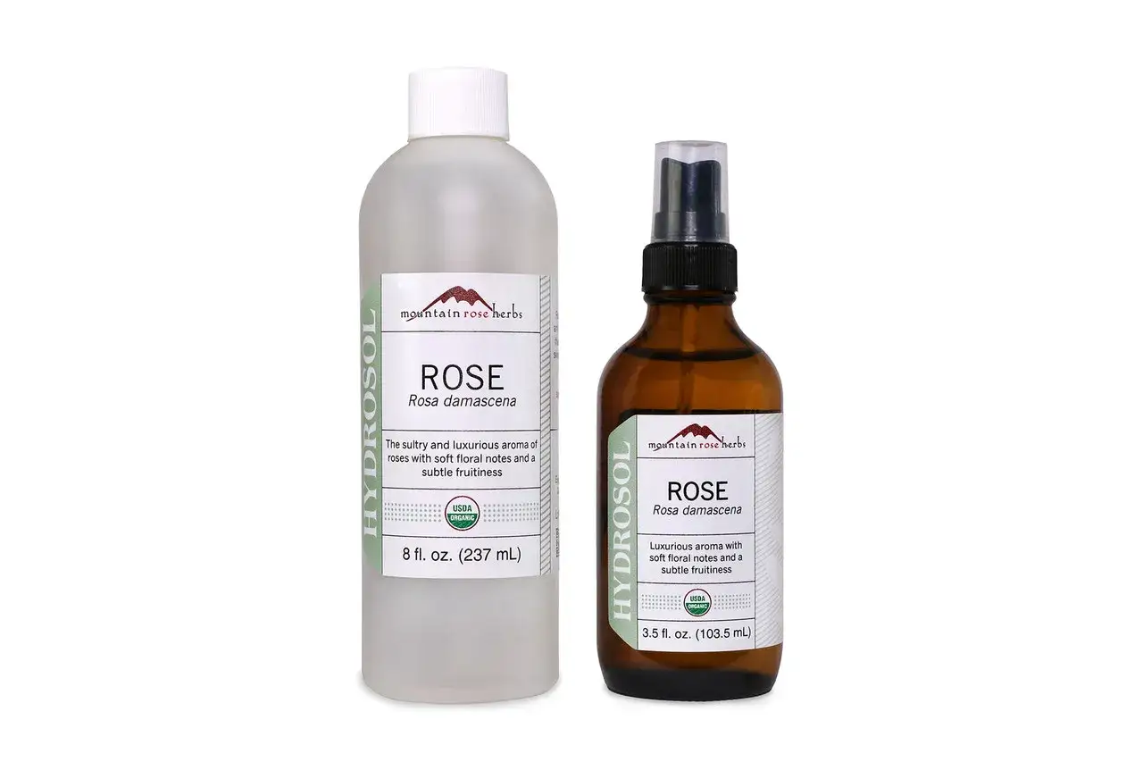 Zwei Flaschen Rosenwasser von Mountain Rose Herbs, eine gro&szlig;e und eine kleine Spr&uuml;hflasche, als nat&uuml;rliche Alternative.