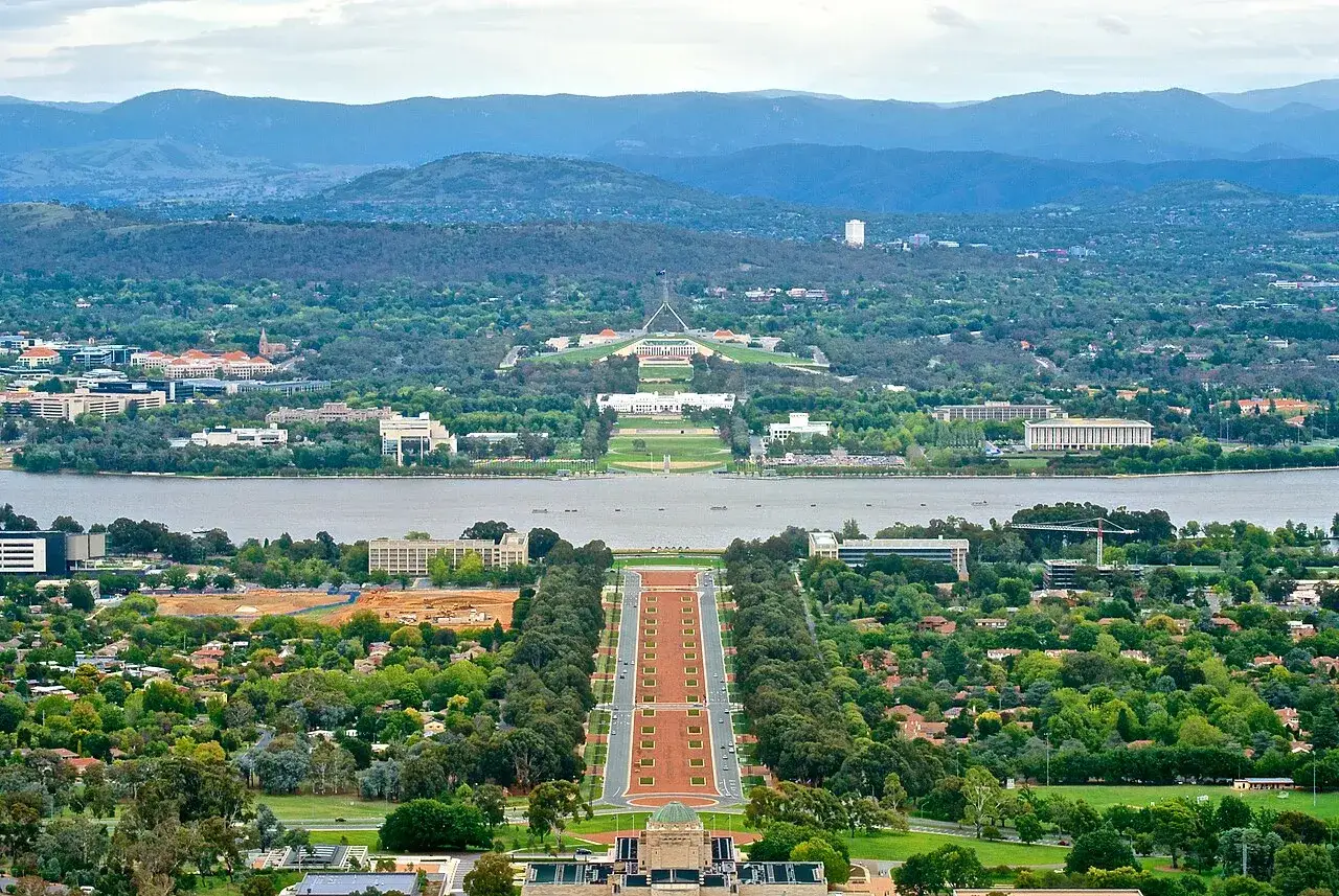 Widok na stolicę Australii, Canberrę, z Parlamentem i jeziorem.
