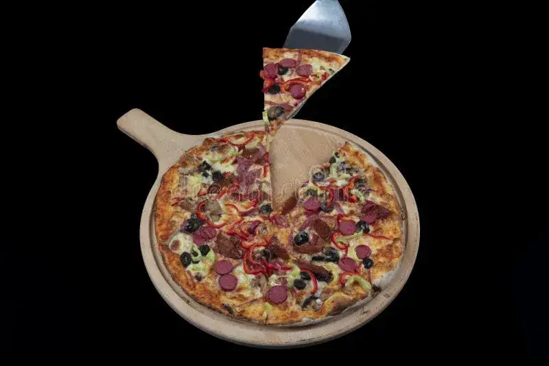 R&oacute;żne rodzaje pizzy na drewnianym stole
