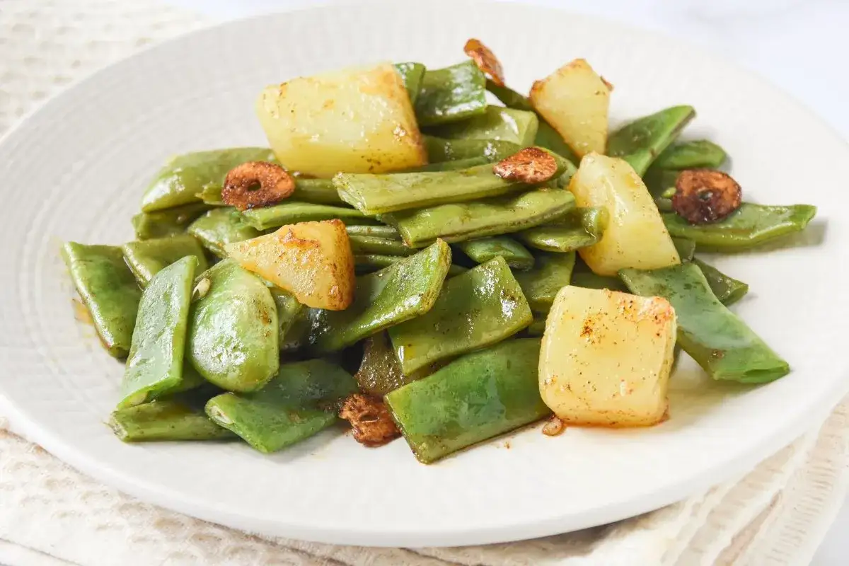 Judías verdes salteadas con patatas y ajo. Una opción deliciosa para tus judías verdes recetas.