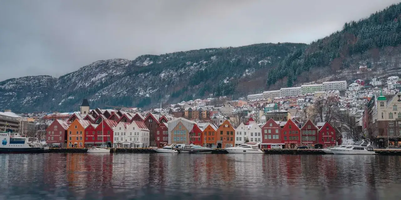 Vue hivernale de Bryggen à Bergen, avec ses maisons colorées au bord de l'eau. Idéal pour savoir que faire à Bergen.