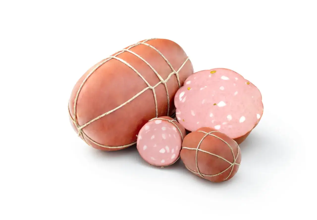 Mortadelle, un d&eacute;lice italien, avec sa texture rose p&acirc;le et ses morceaux blancs caract&eacute;ristiques. L'origine de cette charcuterie remonte &agrave; l'Antiquit&eacute;.