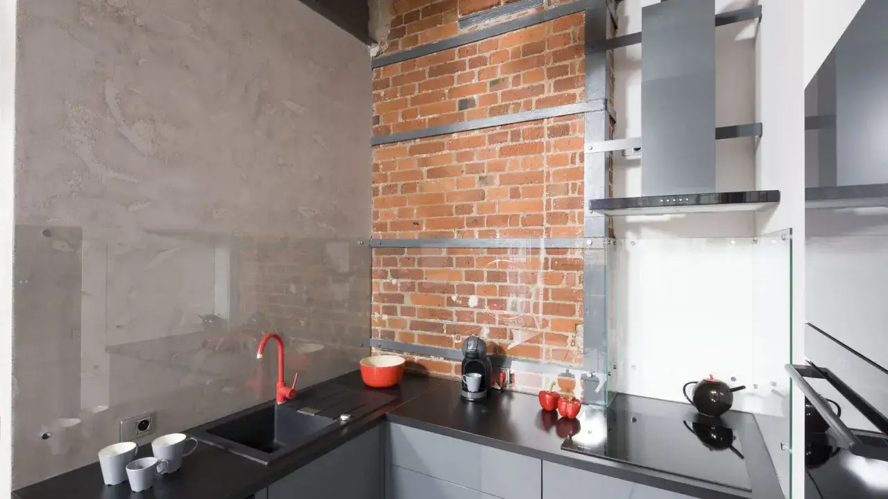 Beton architektoniczny i cegła w kuchni