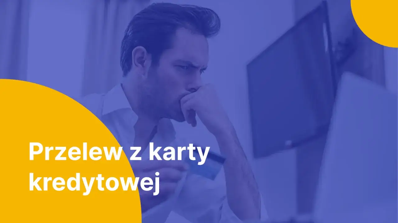 Zamyślony mężczyzna z kartą kredytową w ręku, zastanawia się nad przelewem z karty kredytowej na konto.