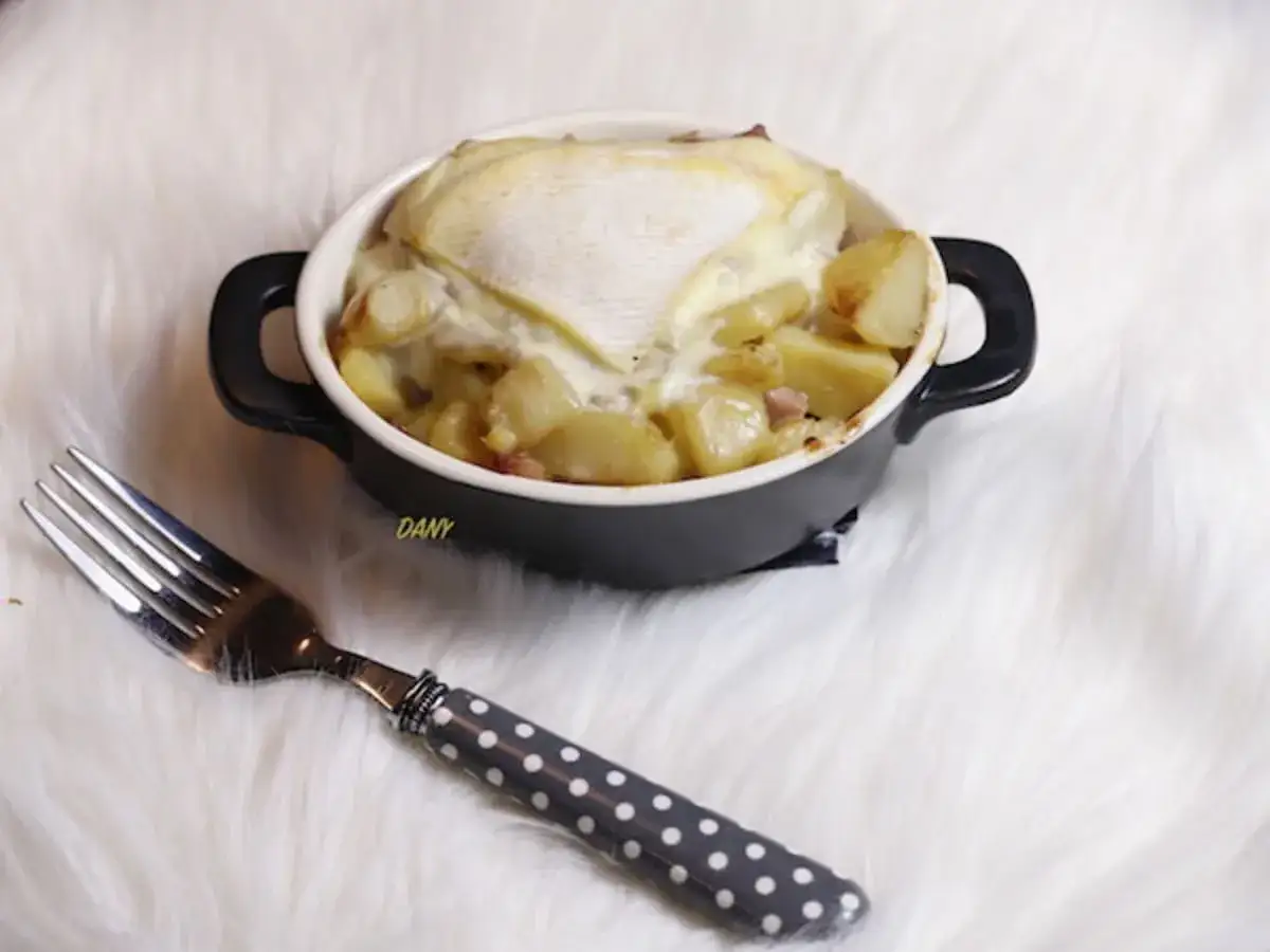 Un plat de pela savoyarde gratin&eacute;e, avec pommes de terre, lardons et fromage fondant, pr&ecirc;t &agrave; &ecirc;tre d&eacute;gust&eacute;.