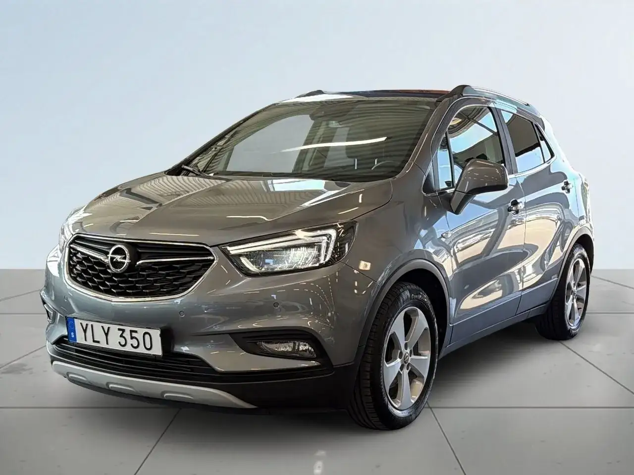 Grå Opel Mokka, en begagnad bil som är redo för ett test. Perfekt för stadskörning och äventyr.