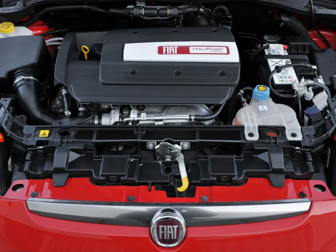 Silnik MultiAir Turbo z logo Fiat, serce Fiata Grande Punto, gotowe do drogi.