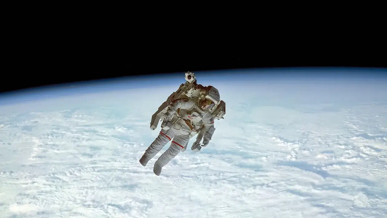 Samotny astronauta dryfuje nad Ziemią, otoczony bezkresem kosmosu.