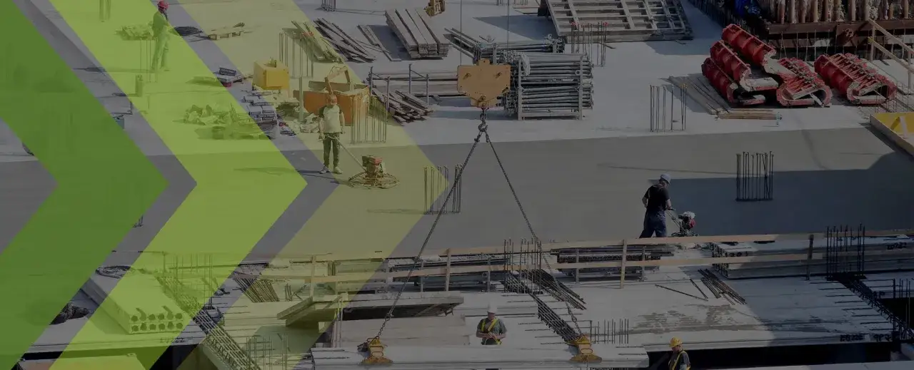 Operai al lavoro su un cantiere, con gru e attrezzature. Un esempio di edilizia sostenibile in corso.