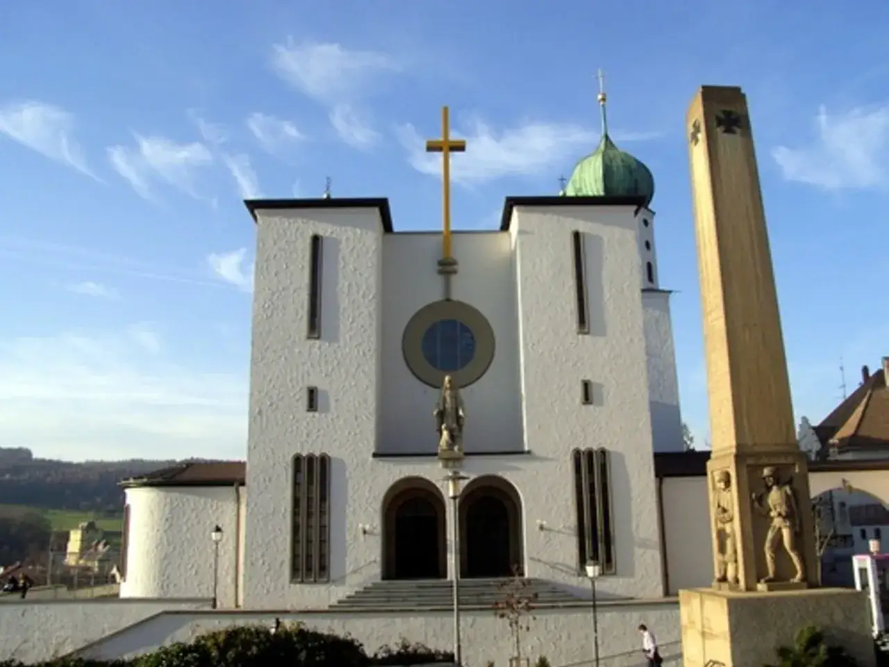 Kirche mit goldenem Kreuz und Denkmal in Stockach Altstadt.