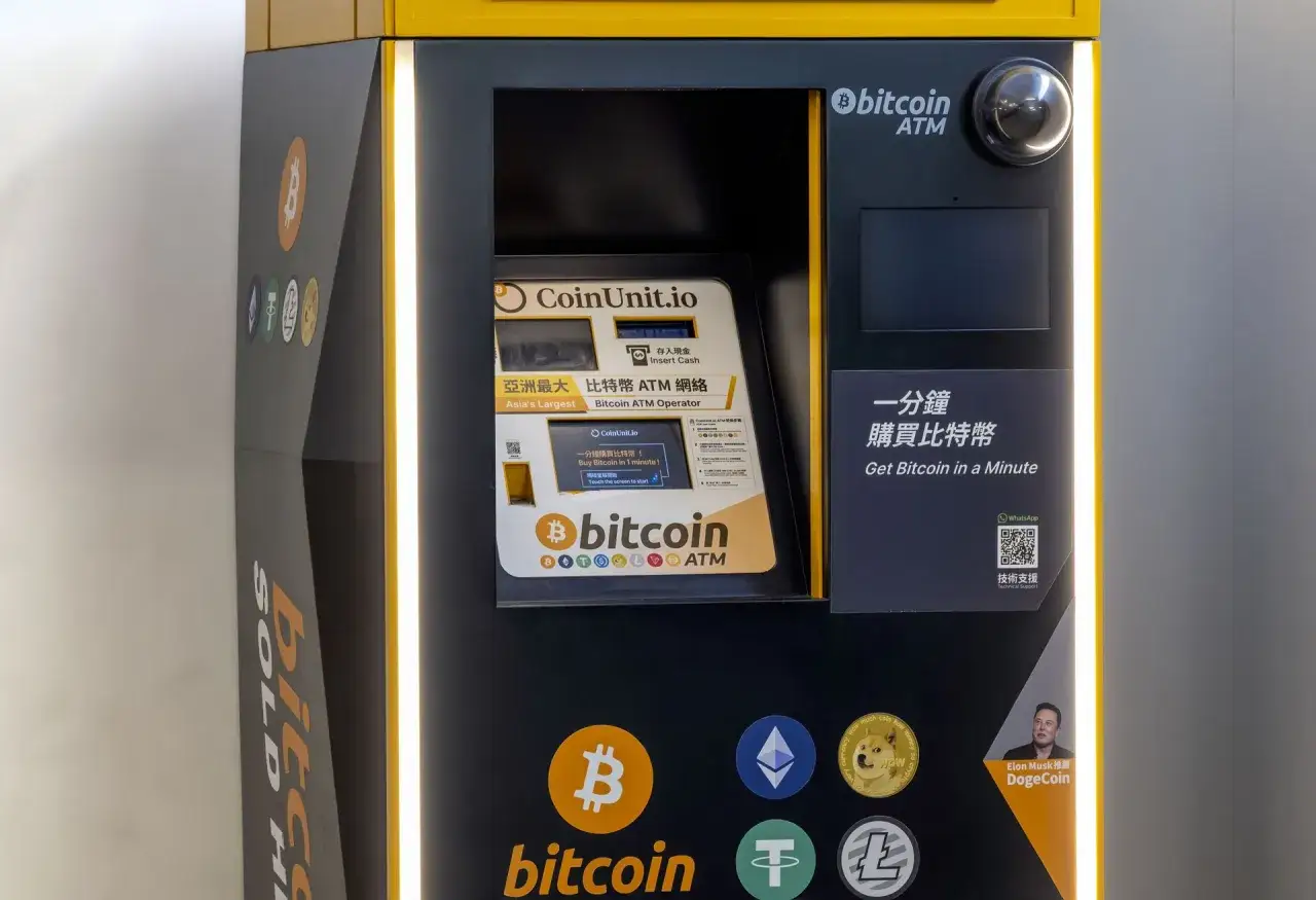 Bitomat z logo Bitcoin, oferujący szybki zakup kryptowalut. Sprawdź, jaka jest prowizja!