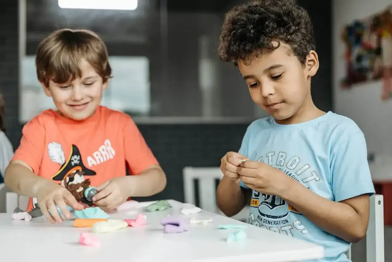 Dziecko bawi się masą plastyczną, integracja sensoryczna 1,5 roku