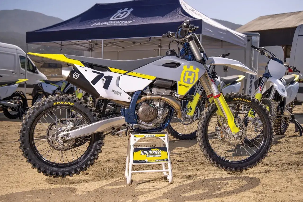 Motocykle Husqvarna i KTM gotowe do akcji. Numery 71 i inne maszyny na piasku.