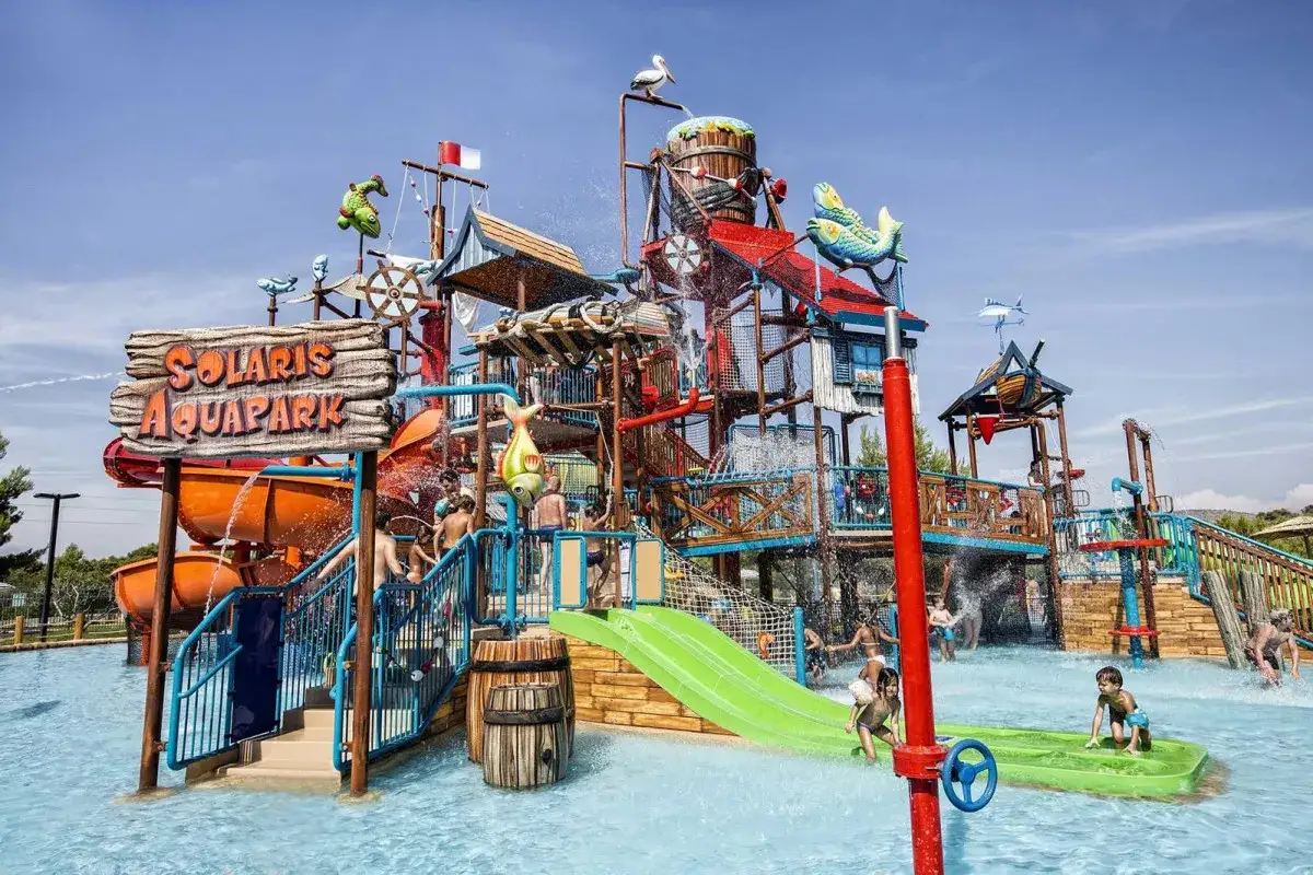 Solaris Aquapark w Chorwacji to raj dla dzieci! Wodne zjeżdżalnie, beczki z wodą i mnóstwo zabawy. Idealne chorwackie atrakcje dla dzieci.