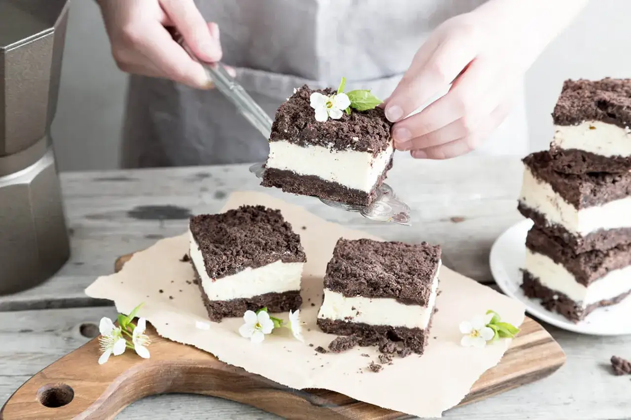 Pyszne ciasto z warstwą kremu mascarpone i czekoladowej kruszonki. Dowiedz się, jak uratować zwarzony krem z mascarpone, by deser był idealny.