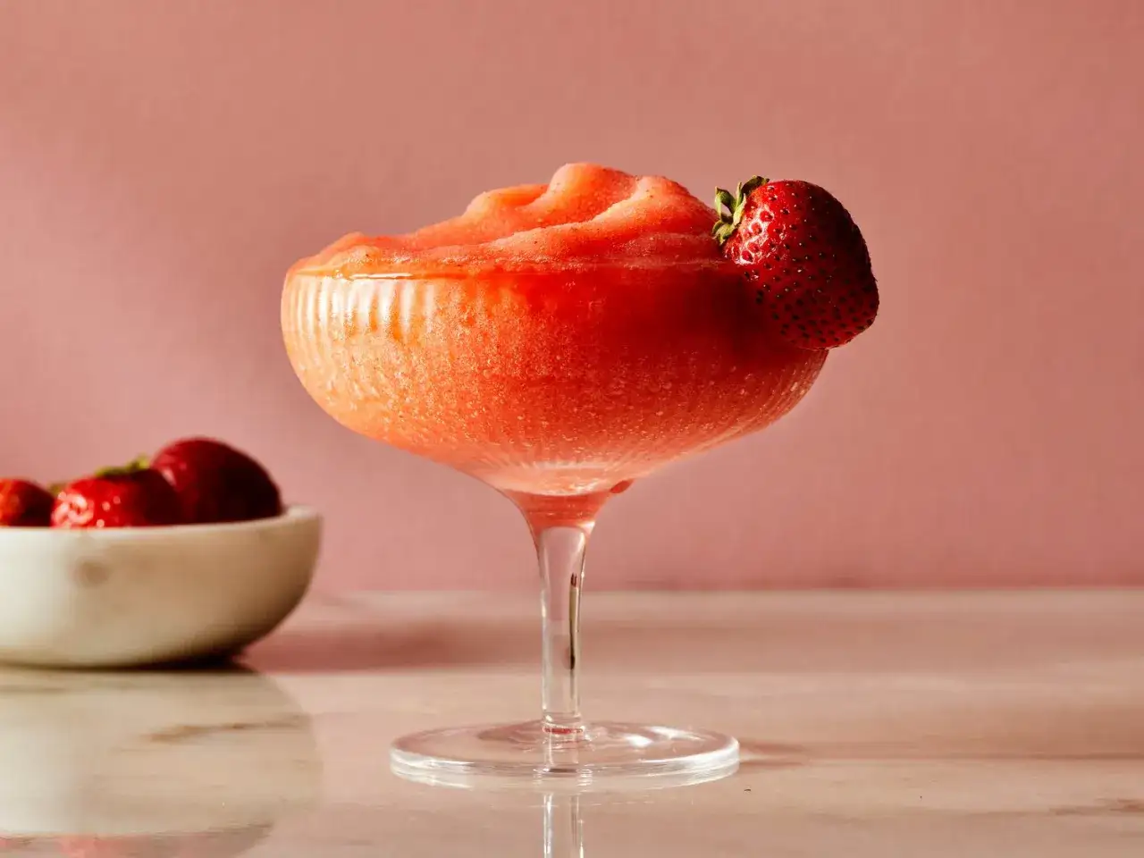 En svalkande, fryst strawberry daiquiri alkoholfri med en f&auml;rsk jordgubbe som dekoration. Perfekt f&ouml;r en solig dag!