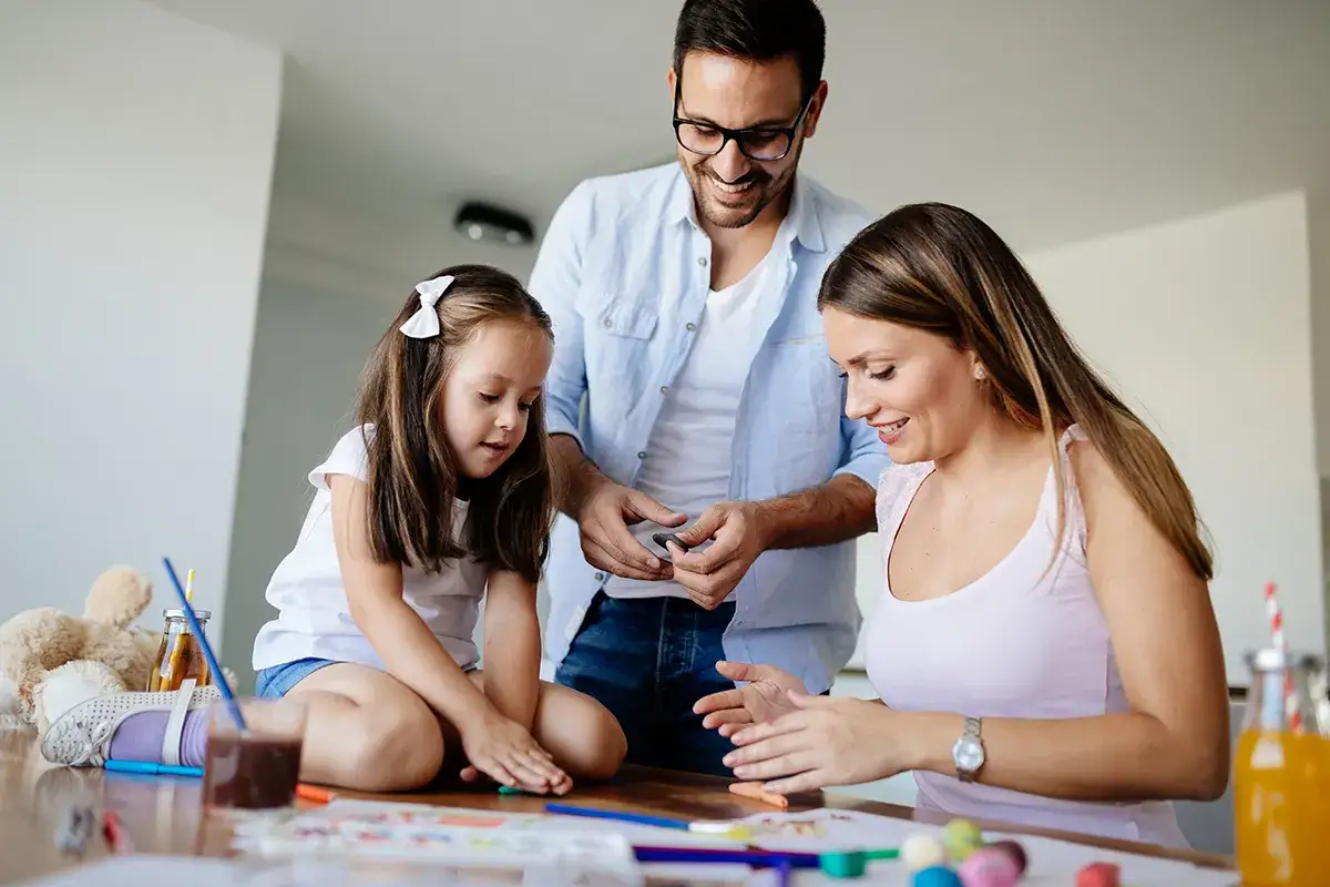 Familia creando arte y disfrutando de experiencias para ni&ntilde;os.