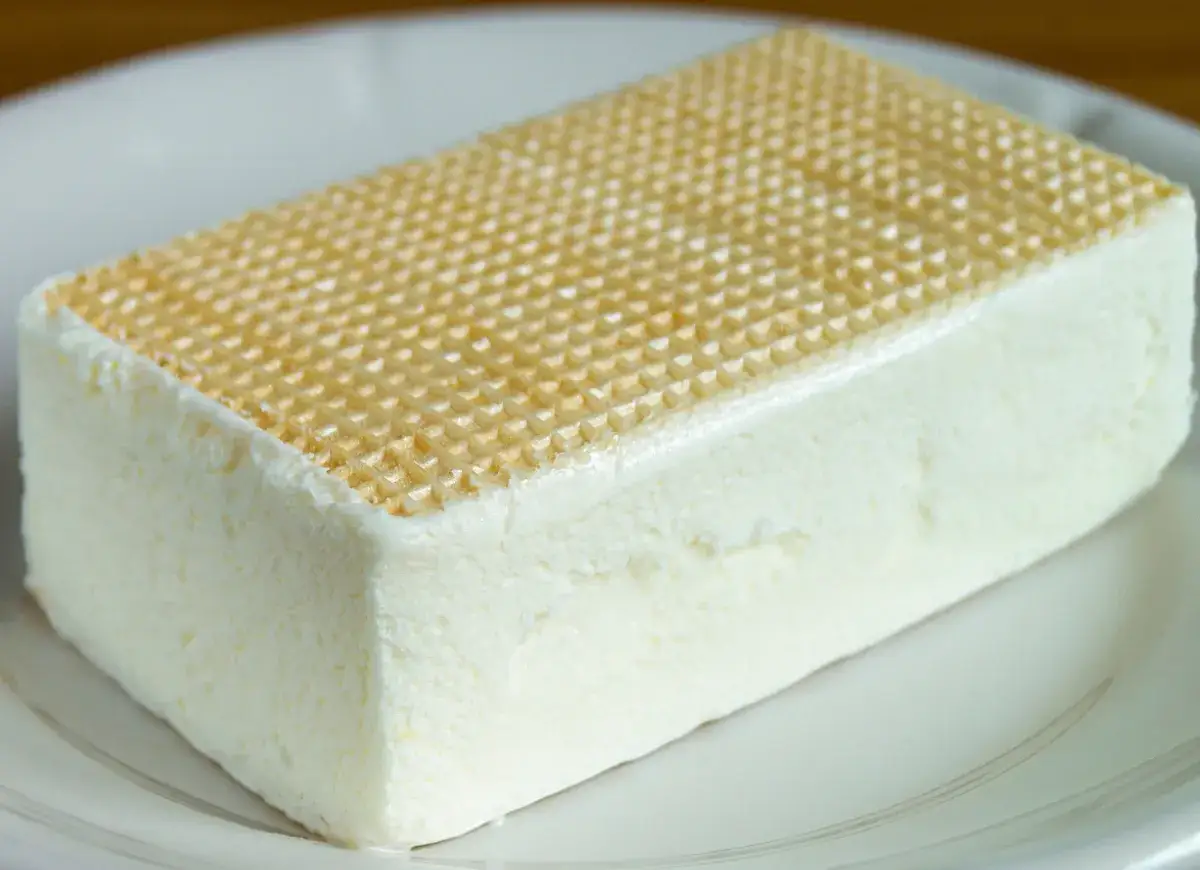 Klasyczne lody śnieżka prl w wafelku, prosto z PRL-u, smak dzieciństwa na talerzyku.