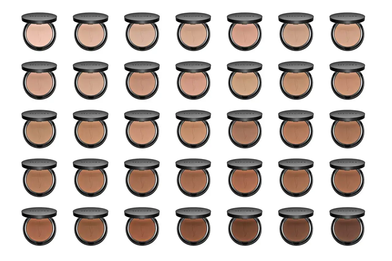 Una cuadrícula de polvos compactos de Sephora, mostrando una gama de tonos, desde el color nudé más claro hasta tonos más oscuros.