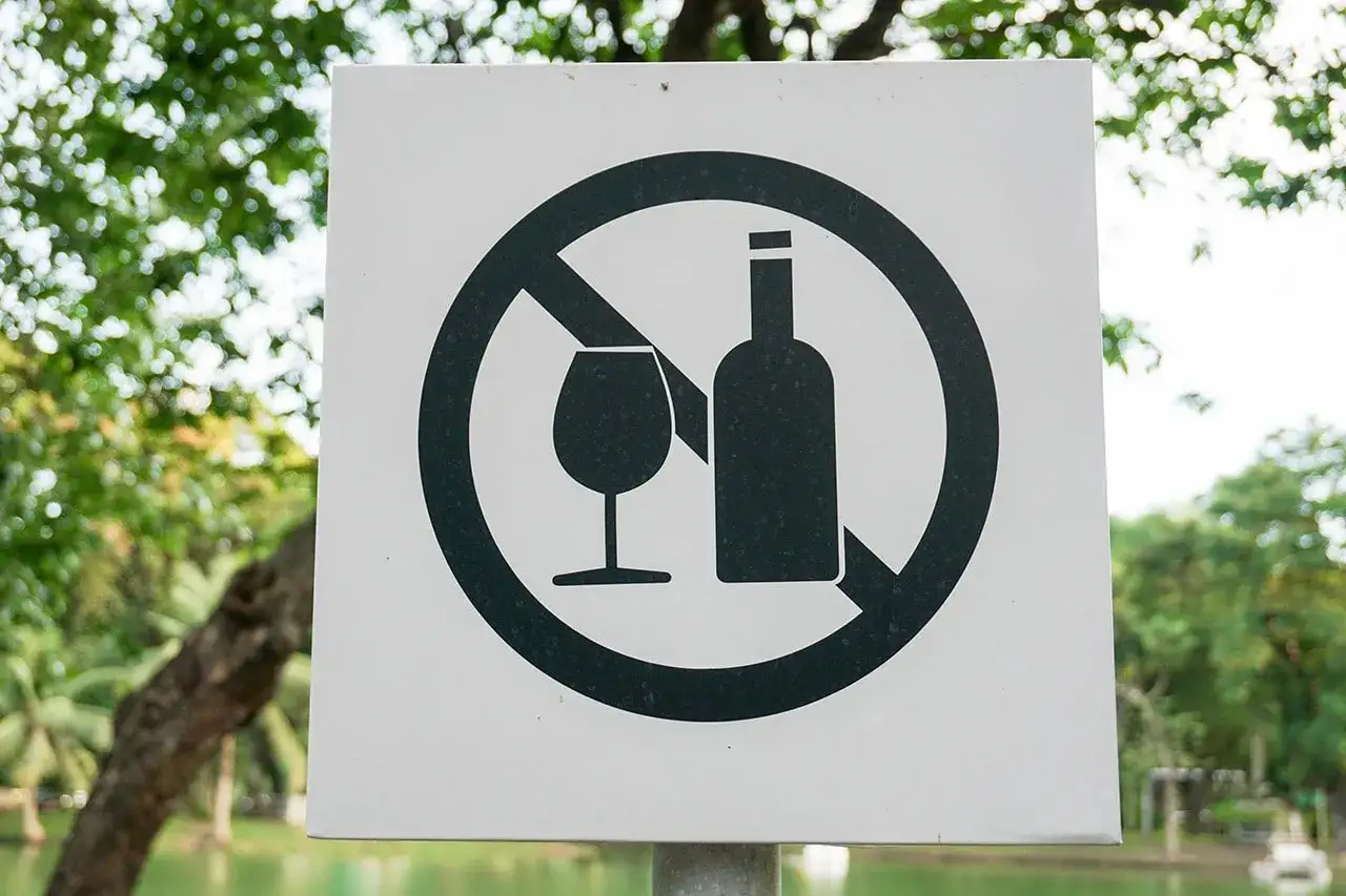 Znak zakazu spożywania alkoholu w miejscu publicznym. Czy we Francji można pić w miejscu publicznym? Ten znak mówi, że nie.