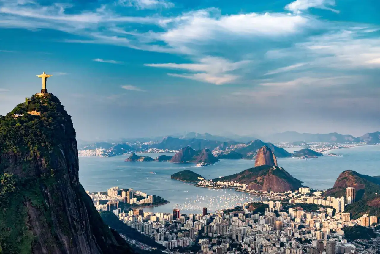 Rio de Janeiro z pomnikiem Chrystusa Odkupiciela. Niezapomniane atrakcje Ameryki Południowej.