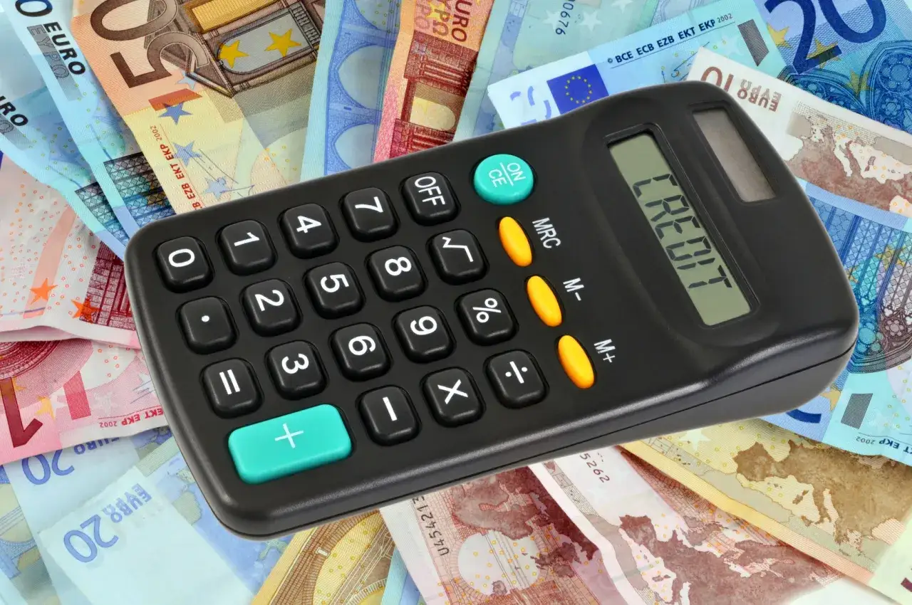 Kalkulator finansowy, pieniądze, koszty pożyczki
