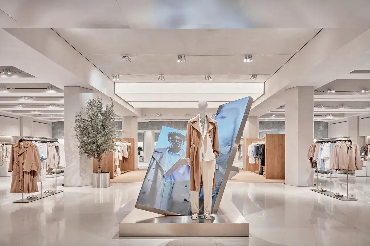 Mannequin dans un magasin de mode, pr&eacute;sentant des v&ecirc;tements. L'agencement moderne et &eacute;pur&eacute; refl&egrave;te l'esth&eacute;tique des marques Inditex.