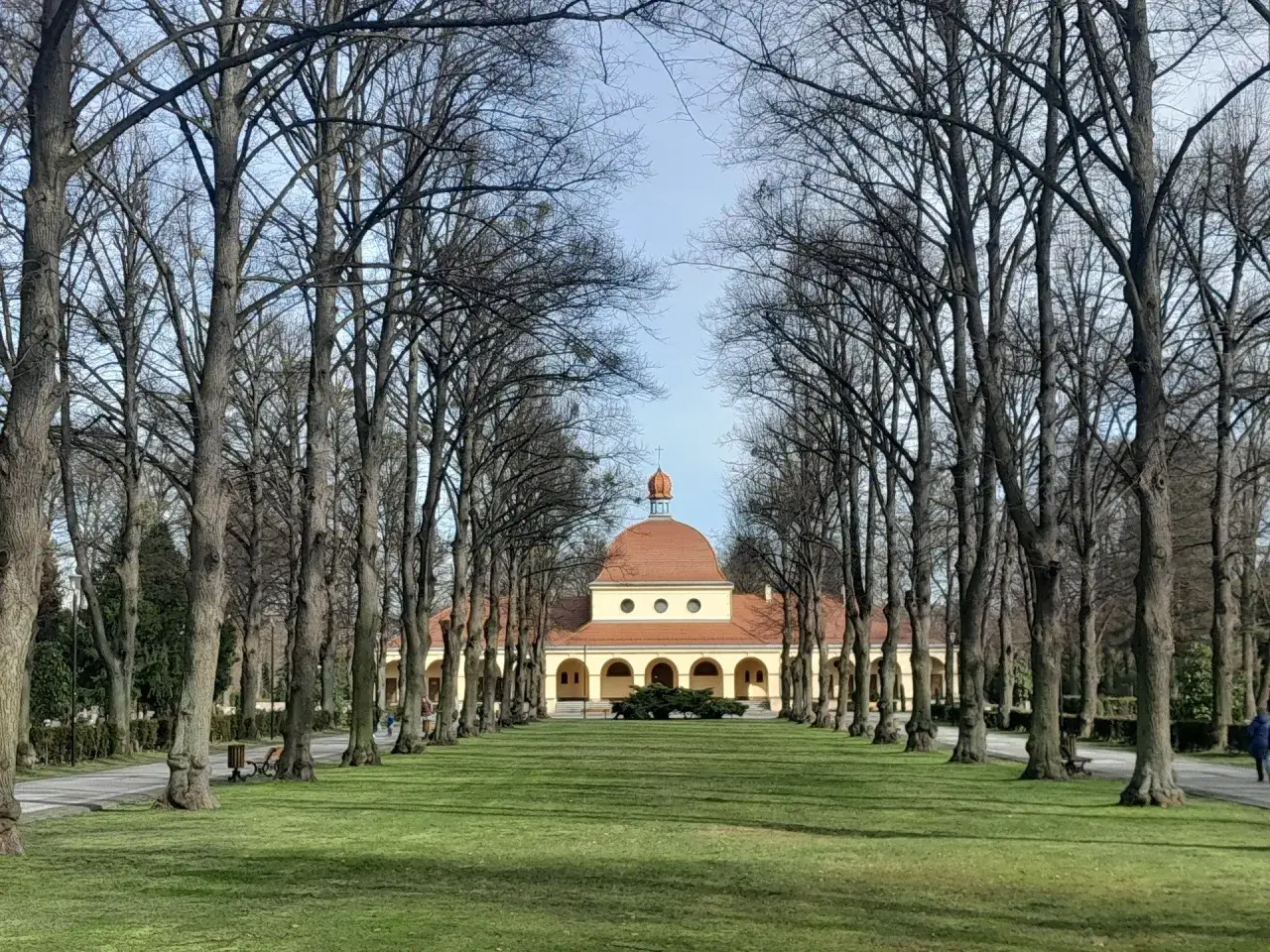 Aleja drzew prowadzi do krematorium na cmentarzu centralnym w Gliwicach.