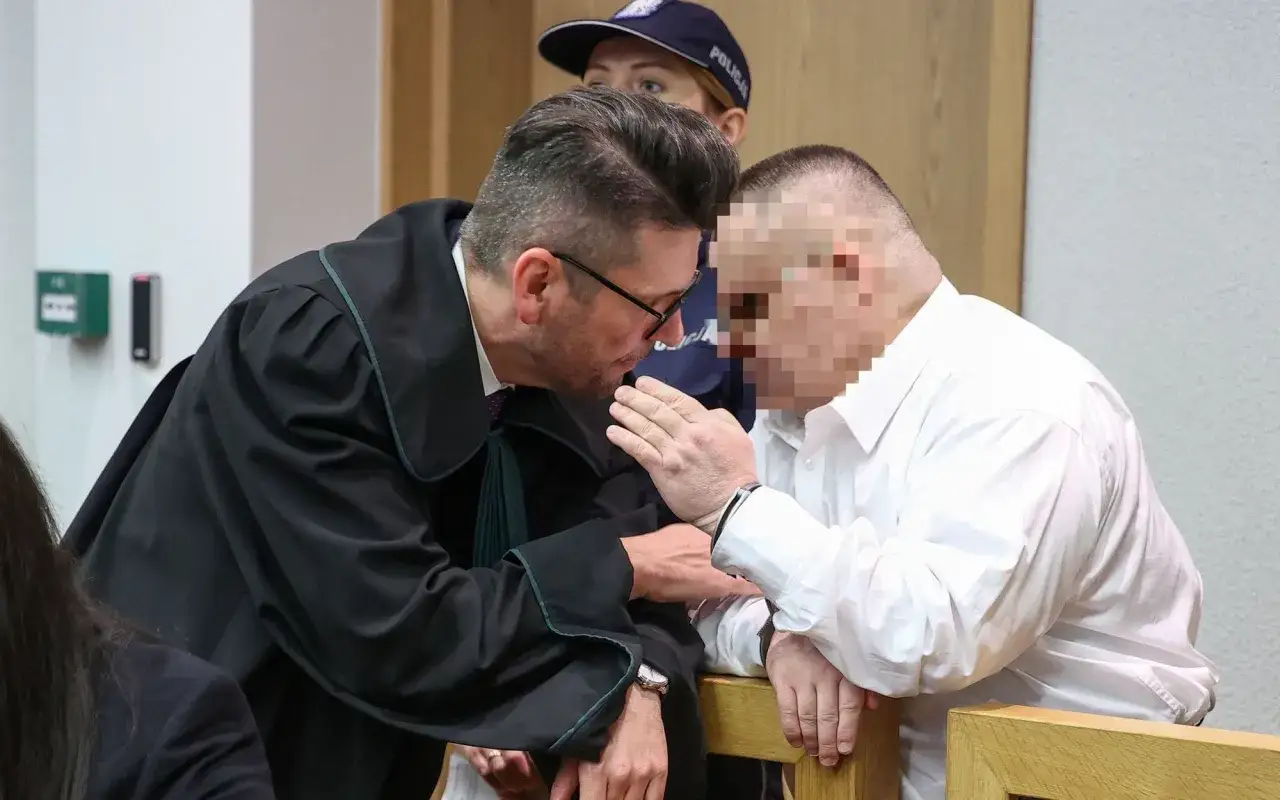 Prawnik w todze pochyla się nad oskarżonym, szepcząc mu do ucha. Czy oskarżony może zobaczyć zeznania świadków?
