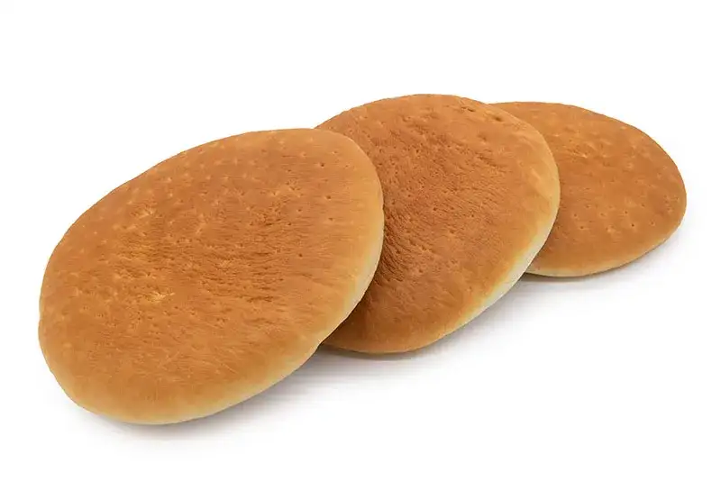 różne rodzaje chleba tureckiego w sklepie