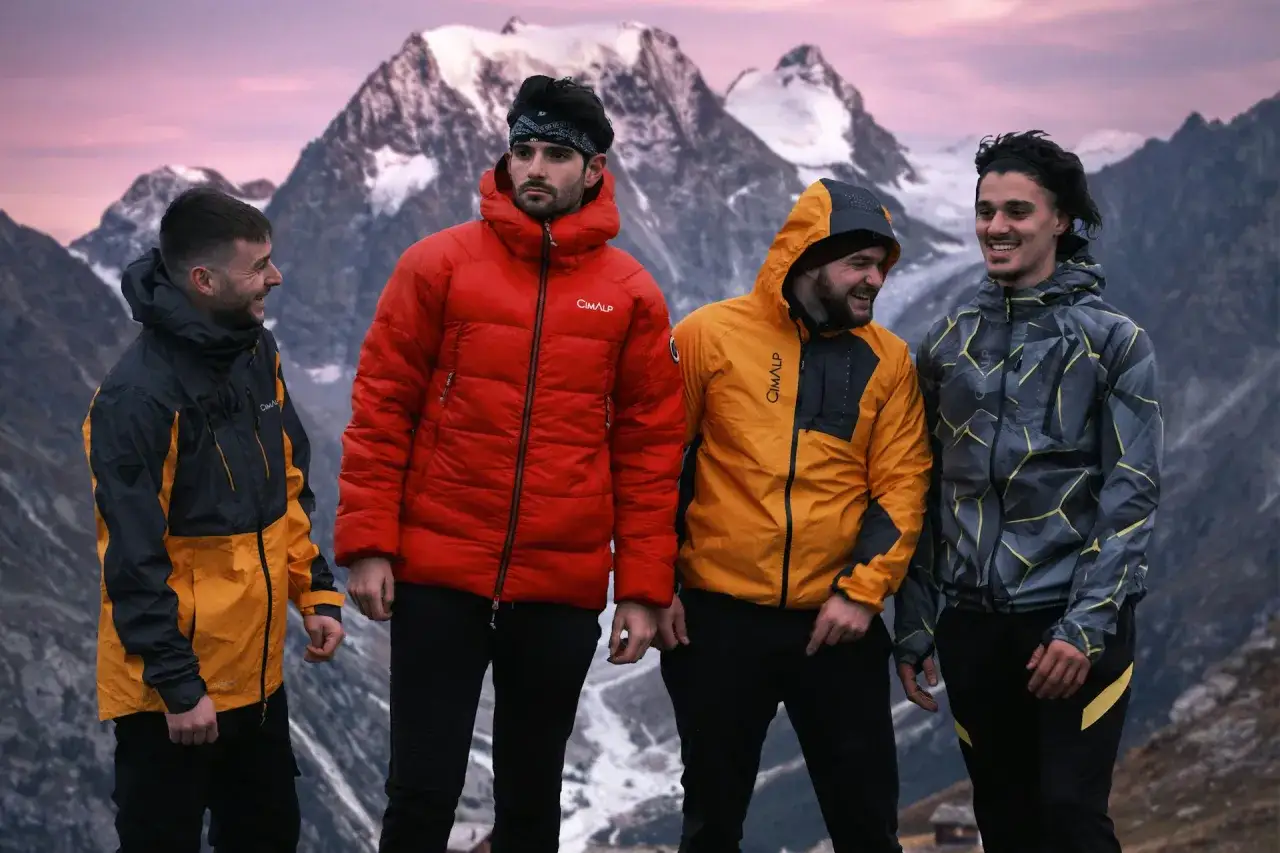 Cuatro amigos disfrutan de la monta&ntilde;a con chaquetas de poliamida que abrigan.