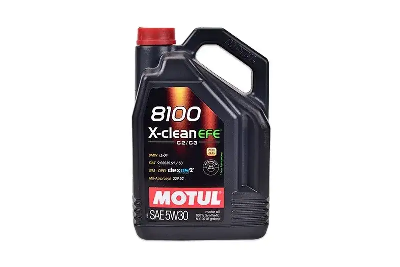 Motul 5W30 diesel oil bottles and a modern diesel engine