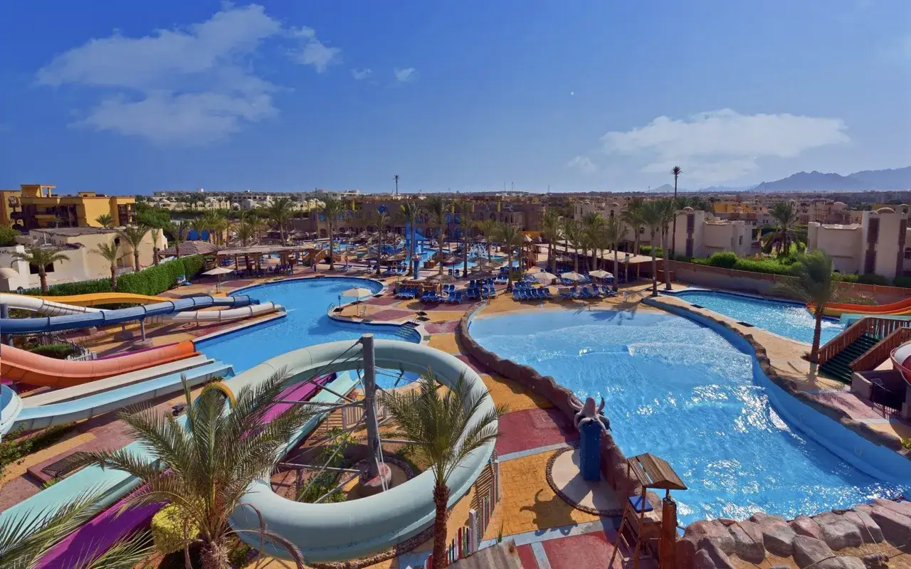 Wspaniały aqua park przy plaży, część luksusowego resortu, z mn&oacute;stwem zjeżdżalni i basen&oacute;w.