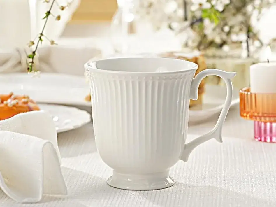 kubek retro z porcelany kostnej